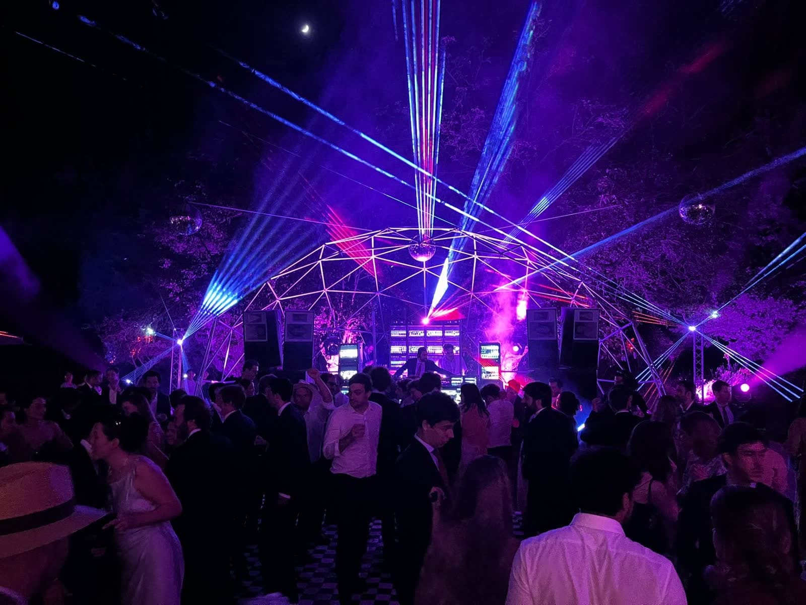 Evento en exterior con láseres y cúpula geodésica