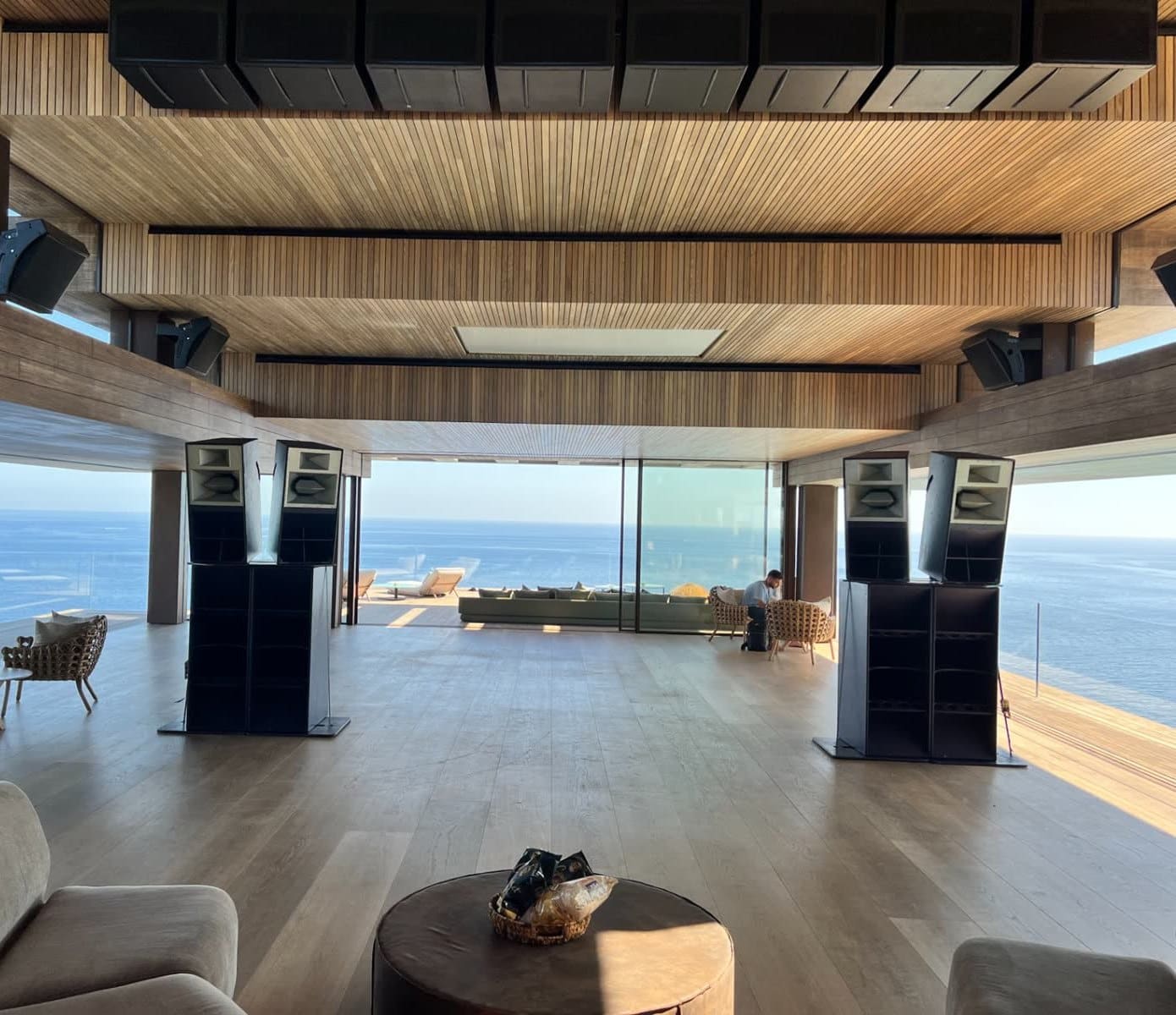 Instalación Funktion-One en sala frente al mar