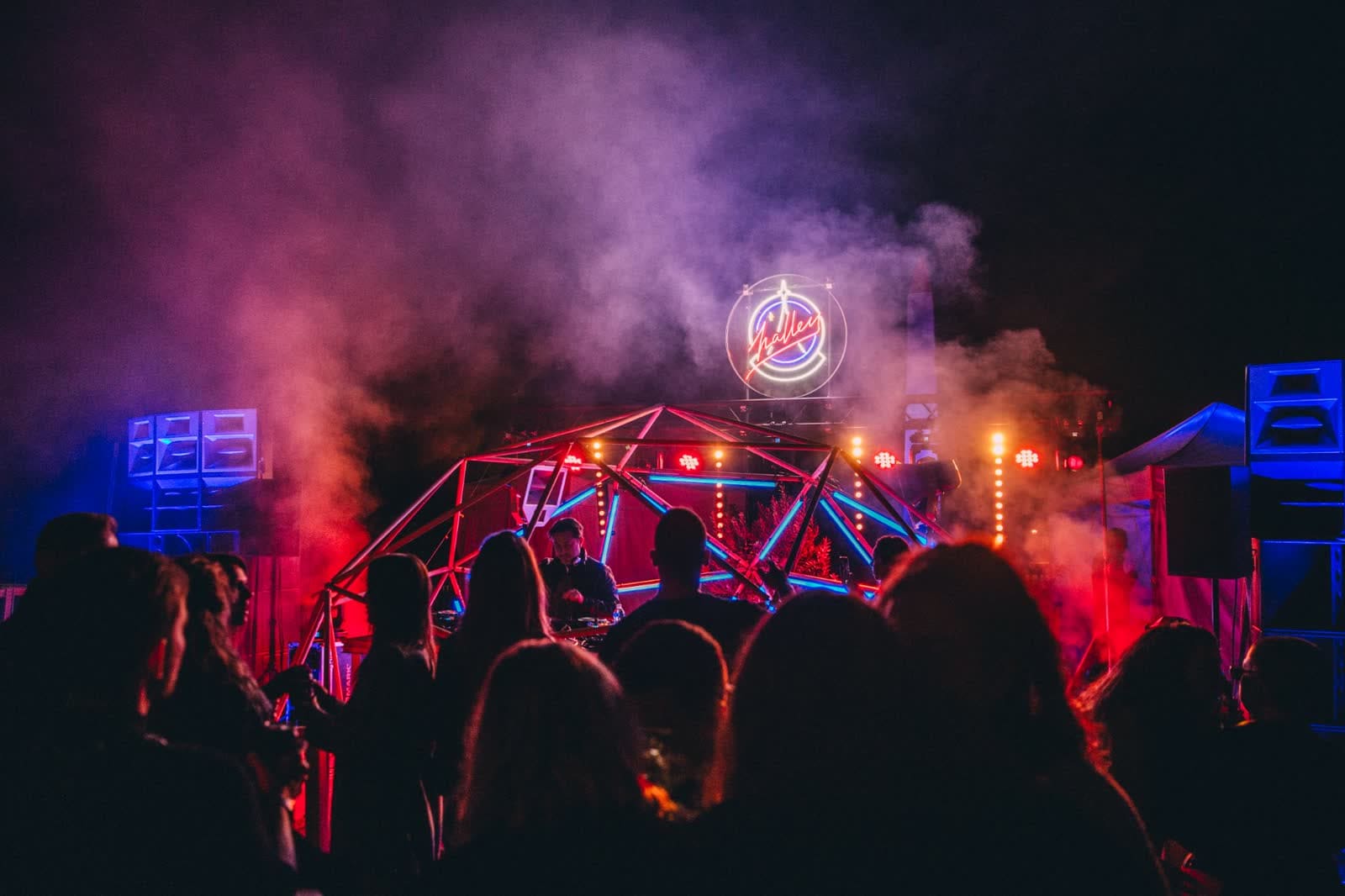 Festival Halley — escenario con neón y sound system