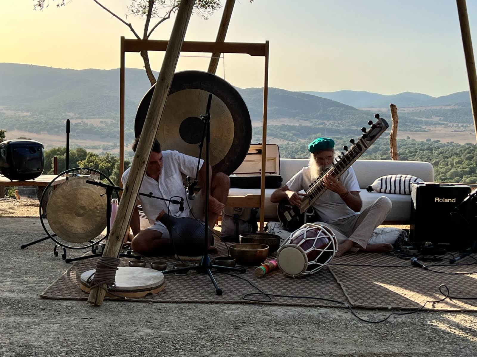 Sesión acústica al atardecer con sonorización