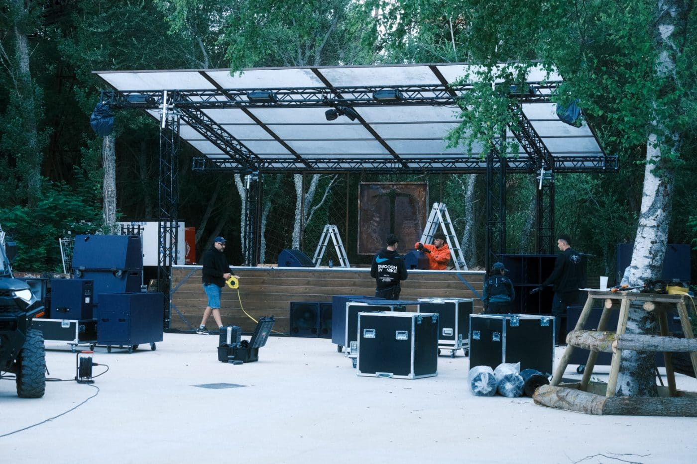 Equipo de Peak montando escenario y sonido
