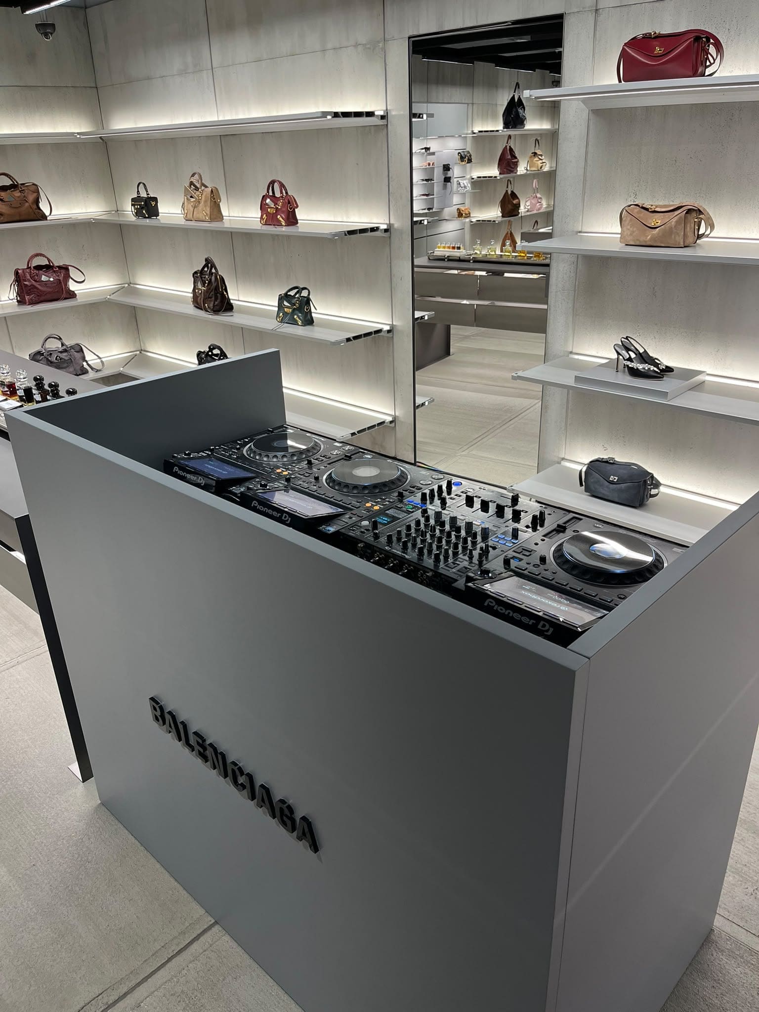 Cabina DJ con reproductores Pioneer DJ en el evento de Balenciaga en Madrid