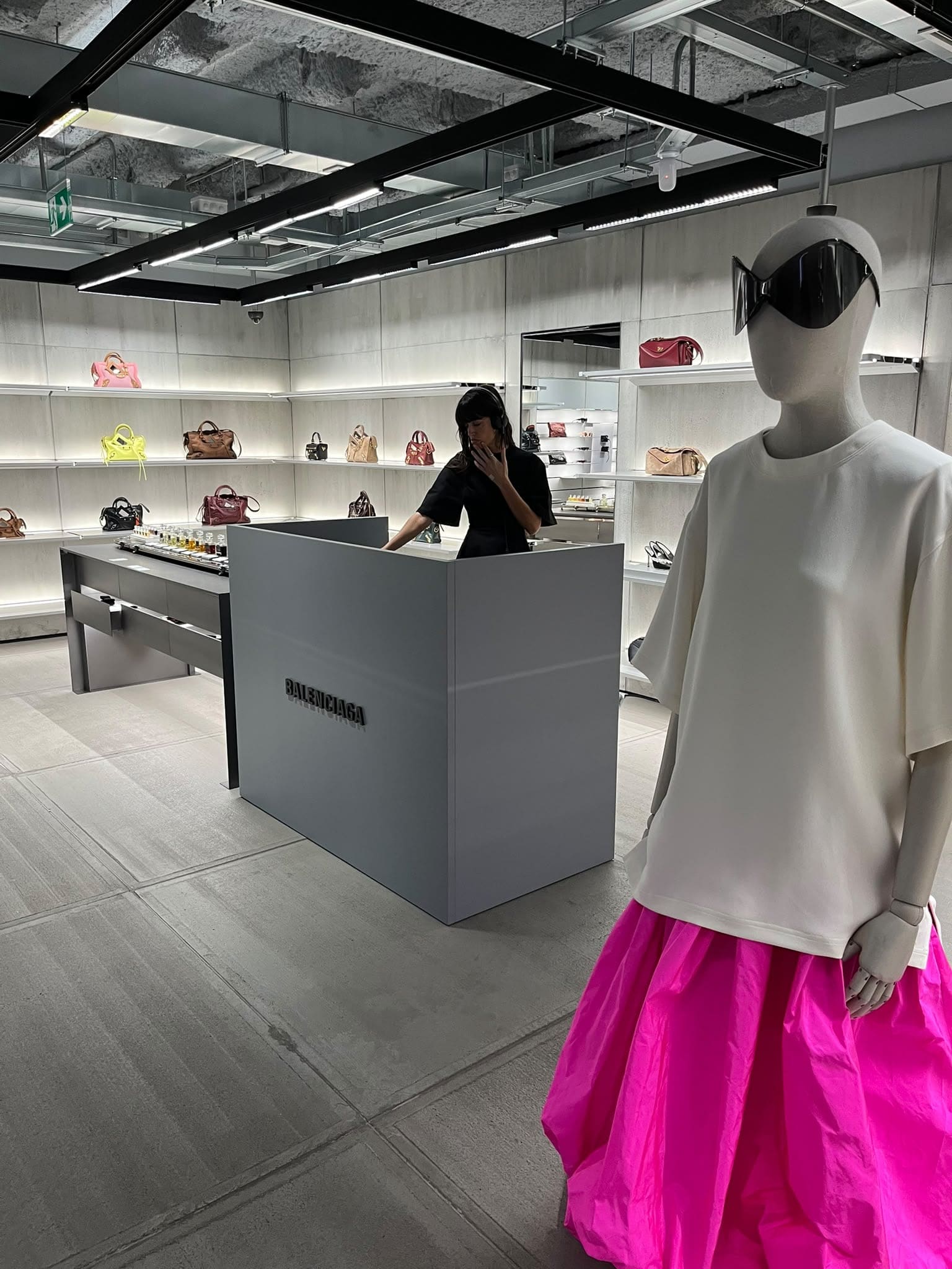 Maniquí y cabina DJ en el evento de Balenciaga en Madrid
