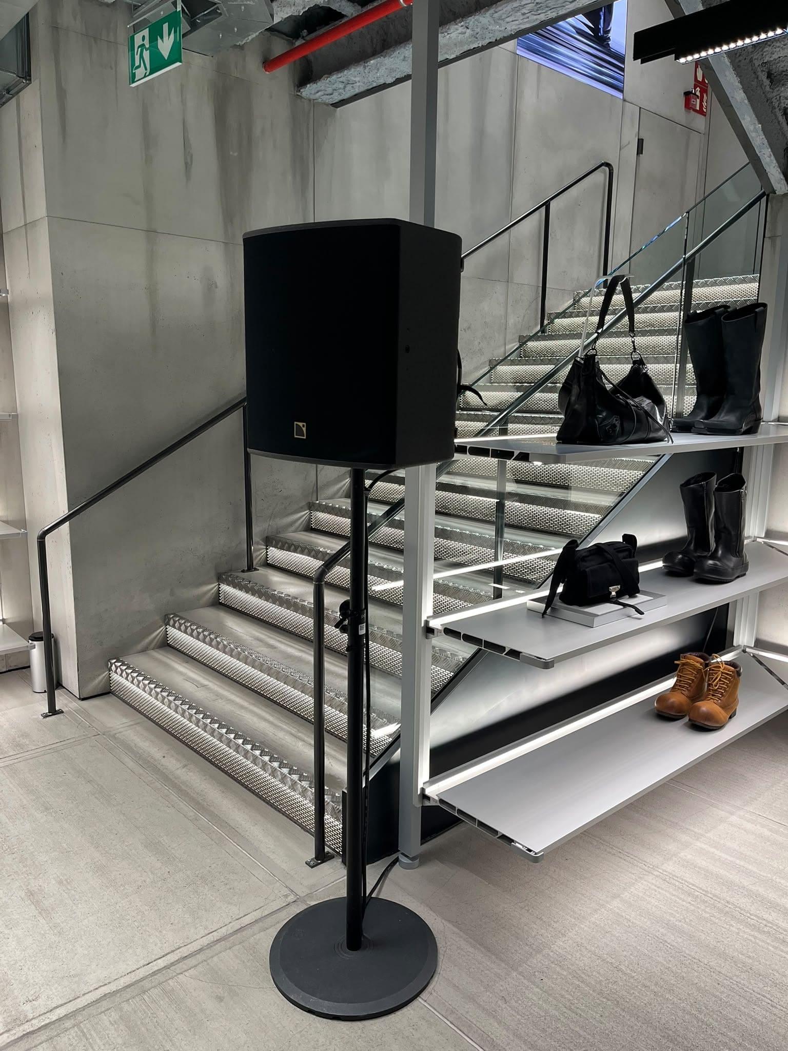 Altavoz L-Acoustics junto a la escalera en la tienda Balenciaga de Madrid