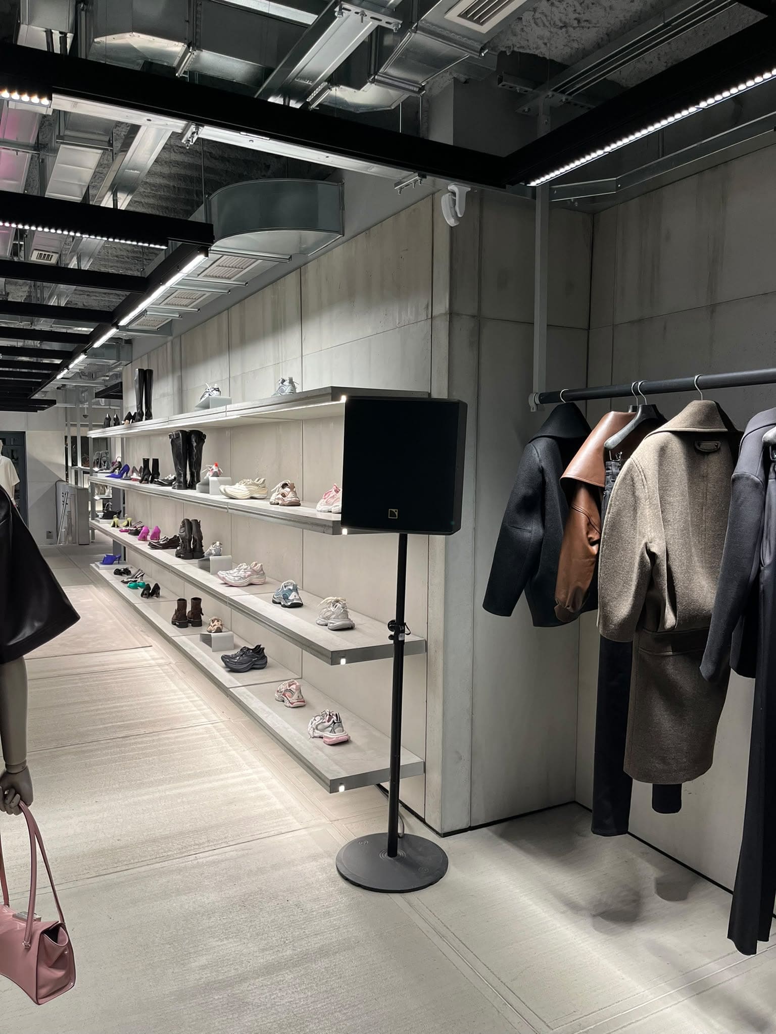Altavoz L-Acoustics en la zona de ropa de la tienda Balenciaga de Madrid